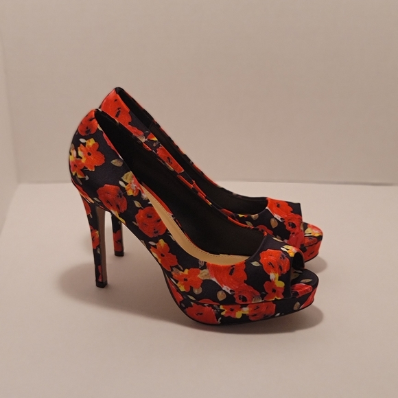 Heels - Picture 3 of 3